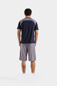 Pantalones cortos de correr grises versátiles perfectos para entrenamientos ropa casual y actividades al aire libre y sesiones de gimnasio - Product Image 3