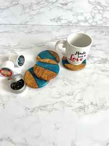 Ensemble de dessous-de-verre en bois avec résine époxy bleue, dessous-de-verre carré en bois de rivière avec support pour la protection de la table de bar à domicile, fabrication artisanale unique de luxe - Product Image 6