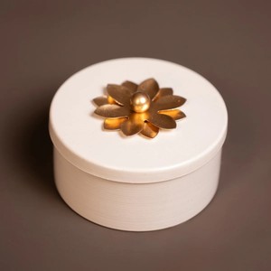 Caja de Almacenamiento Decorativa Redonda Blanca y Negra con Tapa Floral Dorada, Contenedor de Lujo para Baratijas y Regalos para Decoración del Hogar - Product Image 2