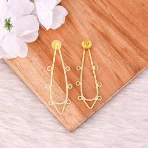 Pendientes de Botón Clásicos de Latón Chapado en Oro Amarillo, Pendientes de Botón de Diseñador Hechos a Mano con Latón Chapado en Oro de Alta Calidad, Regalo de Cumpleaños - Product Image 4