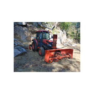 Tracteur compact Kubota avec souffleuse à neige pour usage résidentiel - Product Image 5