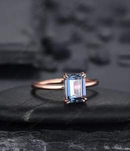 แหวนหมั้นเพชรทรงเหลี่ยมอเล็กซานไดรต์เงินแท้ 925 ชุบทองคำขาว 14K - Product Image 2