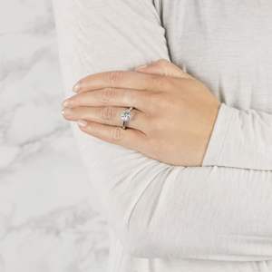 Bague de fiançailles Halo diamant coupe ronde pour femme - Product Image 4