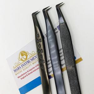Pinzas de pestañas de acero inoxidable estilo bota de 90 grados con punta de fibra puntiaguda Plasma negro para extensiones de pestañas sostenibles - Product Image 2