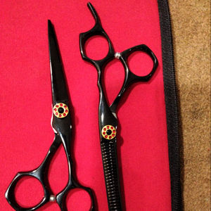 มีดโกนหนวดพลาสม่าสีดำสำหรับช่างตัดผมมืออาชีพกรรไกรผอมบางโลโก้ส่วนตัว - Product Image 1