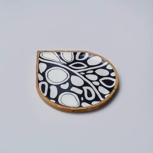 Plateau de service en bois biologique abstrait plateau d'apéritif de cuisine moderne décor minimaliste noir blanc - Product Image 1