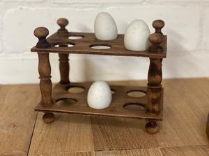 Estante de huevos de madera con acabado natural para huevos frescos de granja, perfecto para exhibir productos orgánicos en la encimera de la cocina - Product Image 2