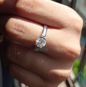 Anillo de compromiso de moissanita, Diamante de corte redondo, 1,00 CT - Product Image 2