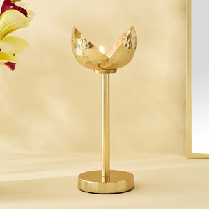 Bougeoir en métal doré parfait pour les espaces confortables inspirés de la campagne Bougeoir en or antique - Product Image 1