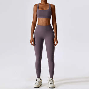 Ensemble de yoga pour femmes à la mode avec logo personnalisé Conception sans couture Tissu spandex respirant pour le fitness et l'entraînement - Product Image 2