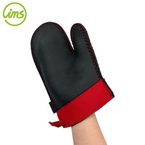 ถุงมืออบลายจุดสีดำ+แดง ขนาด 26x20 ซม. ทนความร้อนได้ถึง 250 องศาเซลเซียส รุ่น One Piece BBQ Baking Short - Product Image 5