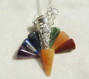 Pierre précieuse Cristal Sept Chakra Cône Avec Cage Métallique Pendule Reiki Set Grossiste Fabricant - Product Image 1
