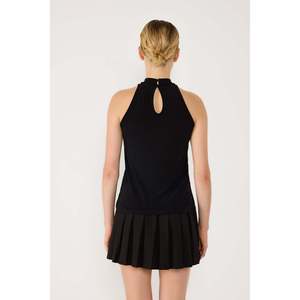 Blusa con cuello halter y detalle en V - Product Image 5