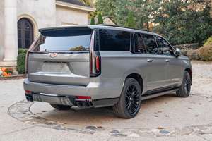 Cadillac Escalade-V ESV 2023, cuidadosamente mantenido, ofrece un amplio espacio de carga y capacidad de remolque de hasta 8,100 libras. - Product Image 3