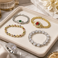 Ensemble de bijoux en pierres précieuses colorées, collection de bracelets et de bagues étincelantes, accessoire de mode élégant, cadeau