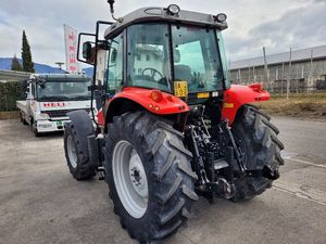 บริษัทจำหน่ายรถแทรกเตอร์ Massey Ferguson 8495 รุ่น 85 แรงม้า สีแดง พร้อมห้องโดยสารและเครื่องยนต์ที่มองเห็นได้ - Product Image 4