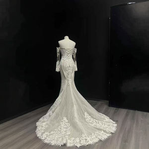 Robe de mariée sirène moderne exclusive NT95, coupe ajustée, en dentelle ivoire, avec illusion de décolleté cœur et traîne chapelle - Product Image 2
