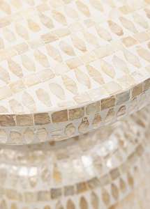 Table d'appoint en nacre, mobilier intemporel en nacre, table d'appoint en incrustation de coquillages méticuleusement conçue pour un style d'intérieur luxueux - Product Image 4