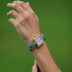 นาฬิกาหน้าปัดทรงสี่เหลี่ยมสำหรับผู้หญิงหรูหราพร้อมลูกปัดพลอยเทอร์ควอยซ์สร้อยข้อมือหรูหราสำหรับเป็นของขวัญและสวมใส่แฟชั่น - Product Image 4