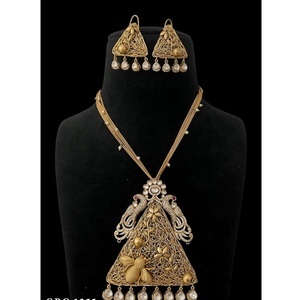 Conjunto de Collar y Pendientes de Filigrana Triangular Chapado en Oro con Moissanita, para Mujer, Regalo de Compromiso, Aniversario o Boda - Product Image 1