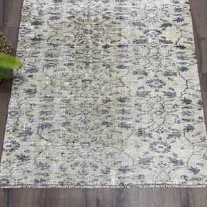 Alfombra Turca Vintage de Lana de 3.9x7.3 pies, Diseño Ecológico de Patchwork con Plantas y Árboles Grises, Base de Látex - Product Image 2