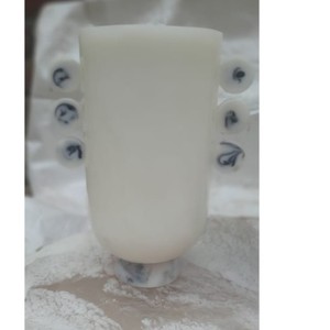 Vase gobelet en résine blanche artisanal avec base en marbre |   Vase à fleurs sculptural moderne pour la décoration de la maison - Product Image 1