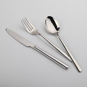 Juego de cubiertos de metal que ofrece una distribución de peso equilibrada que mejora la comodidad al comer, adecuado para un uso diario prolongado. - Product Image 5
