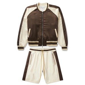 Ensemble coupe-vent de sport à rayures personnalisé de 2 pièces, jogging coupe-vent unisexe avec écusson en nylon, survêtement universitaire et short pour hommes - Product Image 1