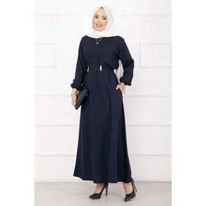 Robe hijab bleu marine avec broche dorée, détails de taille élégants et coupe naturelle - Product Image 4