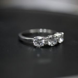 Bague pour femme avec diamant rond taille brillant, sertie à 4 griffes, 3 pierres - Product Image 3