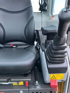 Mini-excavatrice sur chenilles LOVOL FR36F-U de 3,8 tonnes, moteur diesel Yanmar, godet de 0,12 m³, excavatrice compacte hydraulique 4x4 avec cabine climatisée - Product Image 5