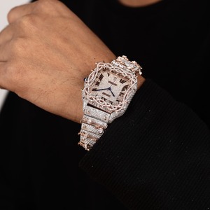 Reloj de Lujo con Incrustaciones de Diamantes para Hombre, Esfera Cuadrada con Bisel de Espinas y Brazalete de Dos Tonos, Elegante para Uso Diario - Product Image 4