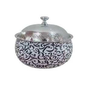 Casserole élégante en métal avec calligraphie dorée et poignées conçue pour les mariages de luxe et la présentation d'aliments dans les hôtels - Product Image 4