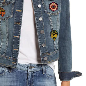Veste en jean personnalisée faite à la main avec broches colorées brodées à la main Veste de style vintage pour femmes - Product Image 4
