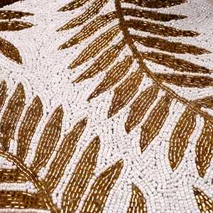 Set de table de luxe fait main avec perles blanches brodées et dos en satin pour la décoration de la maison et de mariages – Polyvalent et facile d'entretien - Product Image 1