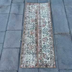 Alfombra turca vintage de 1.7x4.5 pies, alfombra de lana azul con lunares - Product Image 1