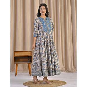Robe Anarkali bleu gris à imprimé floral fait main, style ethnique estival en coton doux, motif floral brodé à la main - Product Image 6