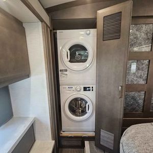 Vehículo de turismo Clase A de lujo de 35 pies con suspensión avanzada, generador y sistema de agua - Product Image 2