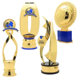 Conjunto de prêmios e troféus preciosos gravados com bola azul estruturados para o melhor cidadão do ano e salva-vidas distinto em oferta