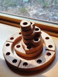 Bougeoir en bois à six colonnes, idéal pour la décoration intérieure, centre de table et éclairage festif, fabriqué à la main en Inde - Product Image 6