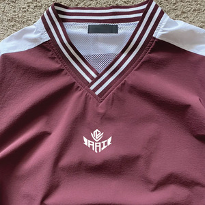 Chaqueta Varsity Personalizada con Cuello en V para Hombre y Mujer – Ropa Deportiva Elegante con Logotipo Bordado en Color Granate, Sudaderas con Capucha - Product Image 2