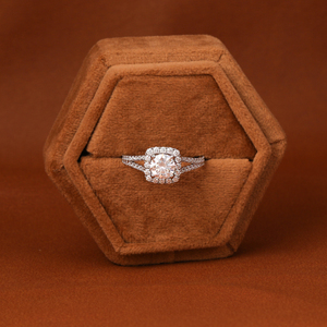 Anillo de Compromiso de Oro Sólido de 18 Quilates con Diamante Cultivado en Laboratorio de Corte Redondo de Lujo con Engaste Halo, Hermoso Anillo de Diamantes para Mujer - Product Image 1