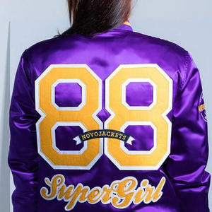 Chaqueta universitaria de satén ligera personalizada para mujer con forro de nailon y característica transpirable con parche y logotipo de chenilla - Product Image 4