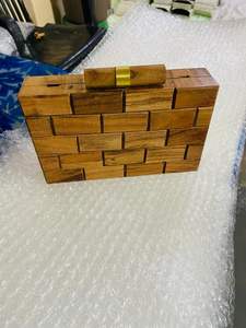 Bandeja Triangular de Madera Maciza Hecha a Mano con Técnica de Pulido, Diseño Ecológico, Grabado de Letras Griegas, Patrón Geométrico - Product Image 4