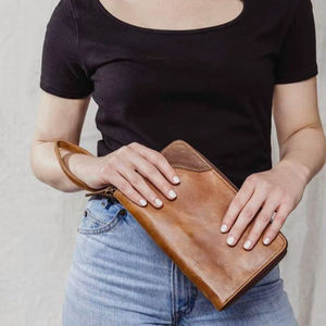 El diseñador lleva tu estilo esencial con este elegante bolso de mano de cuero plegable sobre el embrague de cuero ofrece practicidad de estilo - Product Image 1