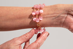 Bracelet triple perles de verre roses pour femme Rejected Hearts Club avec fermoir magnétique plaqué or rose sur fil de cuivre, style classique - Product Image 2