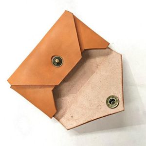 Hecho a mano con cuero de grano completo Premium, este tarjetero minimalista es una mezcla perfecta de elegancia y simplicidad - Product Image 4
