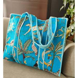 กระเป๋าโท้ทขนาดกลางผ้าฝ้ายรีไซเคิลสีฟ้าซีอานลายปักมือ Jungle Joy พร้อมซิปปิด ใช้ซ้ำได้ รีไซเคิลได้ เหมาะสำหรับใช้ในชีวิตประจำวัน ลายสัตว์ - Product Image 1