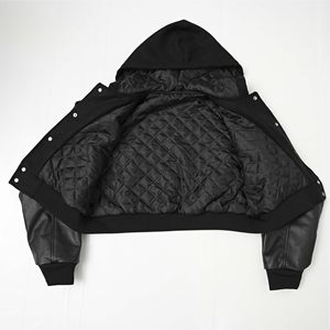 Veste bomber courte en cuir de style universitaire avec logo personnalisé, veste de baseball streetwear matelassée avec broderie en chenille - Product Image 5