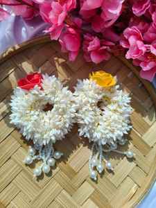 Gajra en mousse florale avec pompon de perles, pour Haldi/Mehendi, mariage, bracelet floral pour main/poignet, Dholki, cadeau de Nikah - Product Image 4